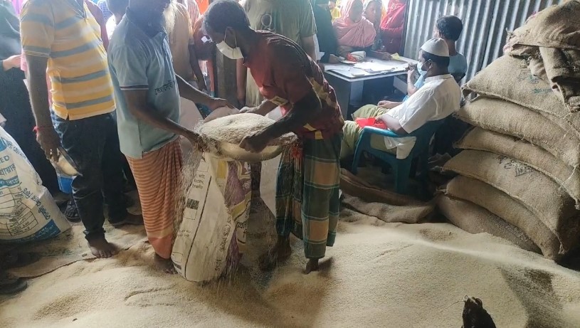 কচুয়ার সাচার ইউনিয়নে উপকারবোগী সদস্যদের মাঝে খাদ্য বান্ধব চাউল বিতরণ